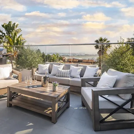 4 Bedroom 2 Bath With Ocean View Hot Tub Parking